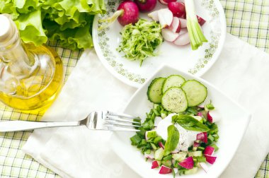 Salatalık ile turp salatası