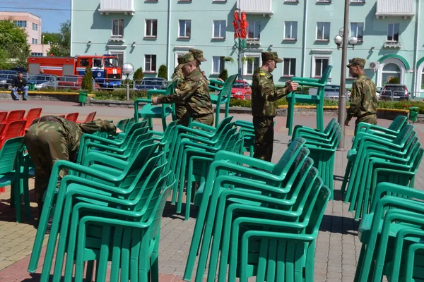 En unas vacaciones del Día de la Victoria.Los soldados se llevan sillas . —  Fotos de Stock