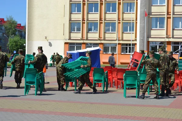 On a Victory Day holiday.Soldiers carry away chairs. — Stock Photo, Image