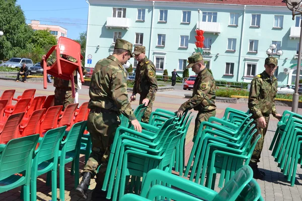 On a Victory Day holiday.Soldiers carry away chairs. — Stock Photo, Image