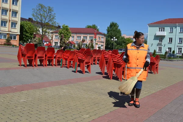En las calles de Slutsk. Los jardineros limpian una plaza central . — Foto de Stock