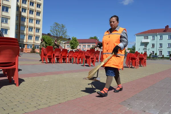 On streets of Slutsk. Yard keepers clean a central square. — Stock Photo, Image