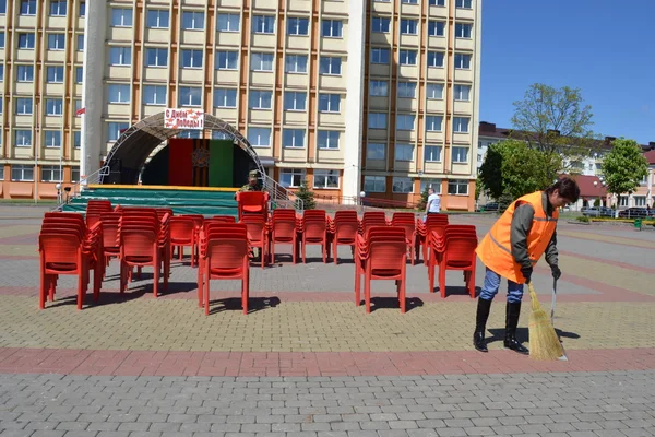 Sulle strade di Slutsk. I custodi di iarda puliscono una piazza centrale . — Foto Stock