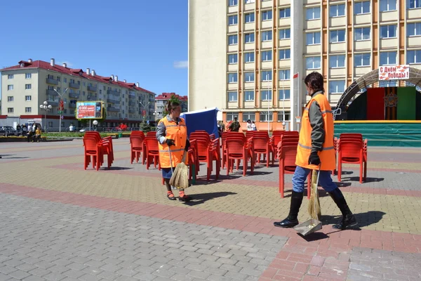 En las calles de Slutsk. Los jardineros limpian una plaza central . — Foto de Stock