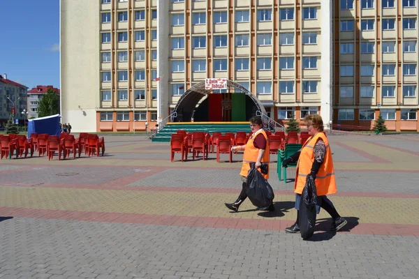 Sulle strade di Slutsk. I custodi di iarda puliscono una piazza centrale . — Foto Stock