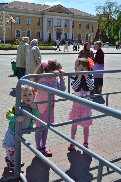 En las calles de Slutsk. Ciudadanos en las vacaciones . —  Fotos de Stock