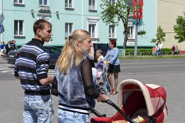 Slutsk sokaklarında. vatandaşların tatil. — Stok fotoğraf