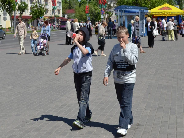 On streets of Slutsk. Citizens in the holiday. — Stock Photo, Image