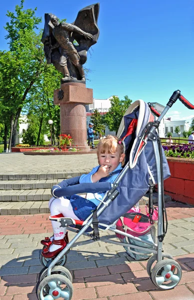 En las calles de Slutsk. Ciudadanos en las vacaciones . —  Fotos de Stock