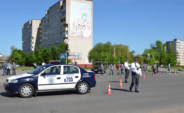 En las calles de Slutsk.Staff de GAI mantiene el orden en el camino . —  Fotos de Stock