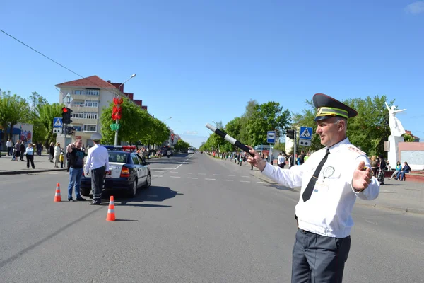 En las calles de Slutsk.Staff de GAI mantiene el orden en el camino . — Foto de Stock
