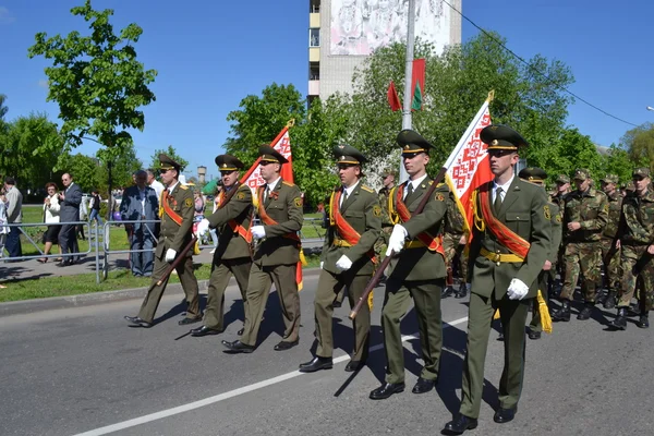 A győzelem napja. ünnepi demonstration.in a rendszer katonák. — Stock Fotó