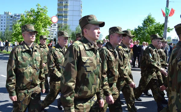 Siegestag. Festliche Demonstration in einem System Soldaten. — Stockfoto