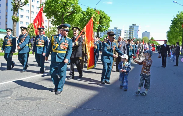 Victory Day. Festive demonstration.Veterans in a system. — Stock Photo, Image