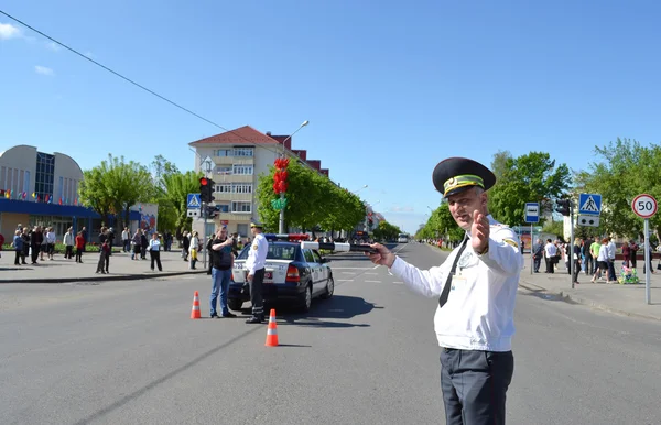 En las calles de Slutsk.Staff de GAI mantiene el orden en el camino . Fotos de stock
