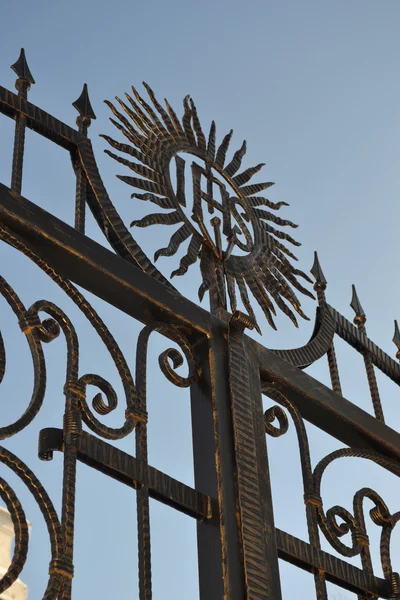 Кованые ворота с изображением солнца . — стоковое фото