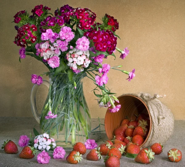 Strawberries and flowers. Still life. — Stock Photo, Image