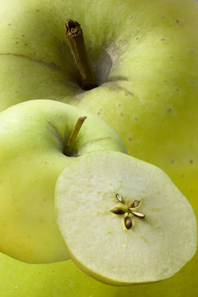 Zralé zelené jablko s plátky — Stock fotografie