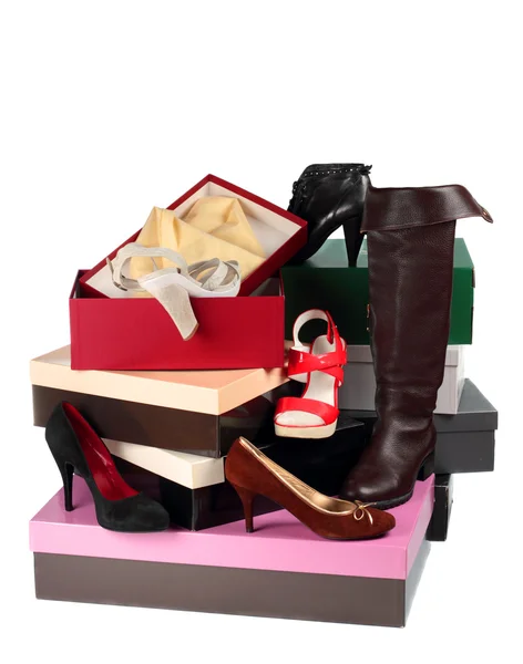 Vrouwelijke schoenen en kartonnen dozen — Stockfoto