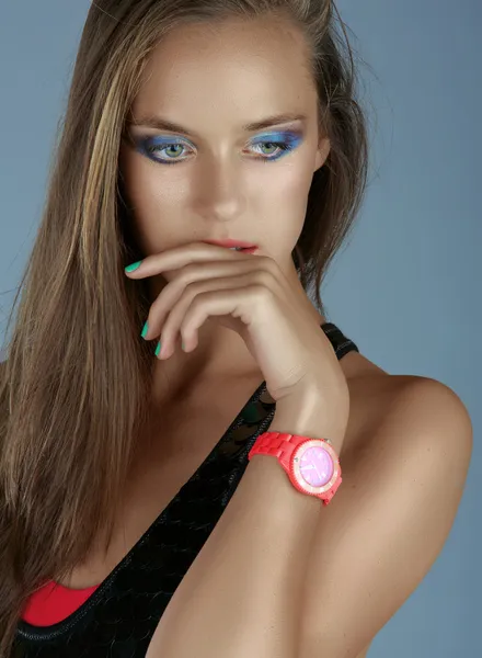 Žena s neon růžové hodinky — Stock fotografie