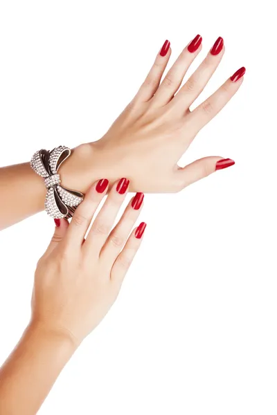 Vrouw met manicure en armband — Stockfoto