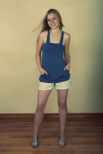 Retro jovem mulher em shorts — Fotografia de Stock