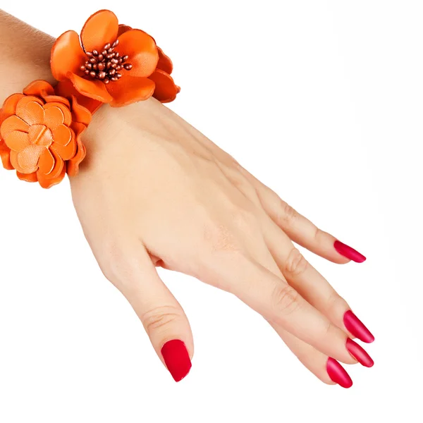 Rote Maniküre und orangefarbenes Armband — Stockfoto