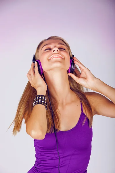 Молодая женщина слушает музыку Лицензионные Стоковые Фото