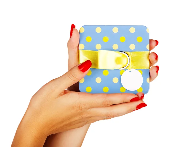 Blue gift box in woman 's hands — стоковое фото