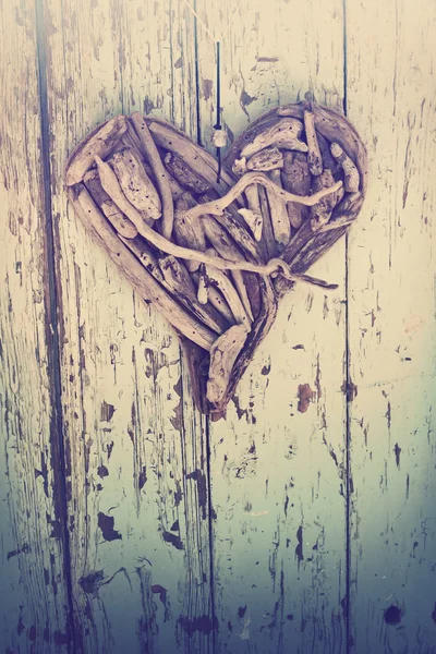 Driftwood srdce na vinobraní zdi — Stock fotografie