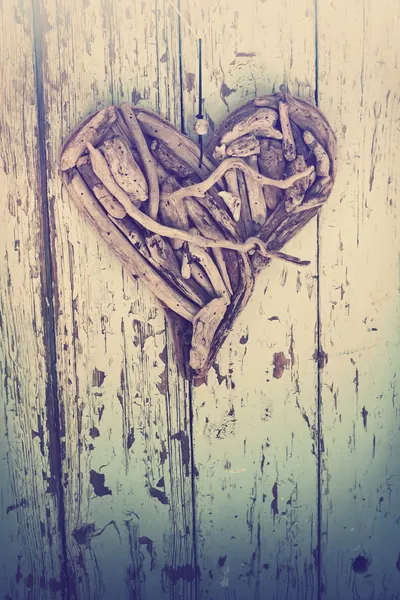 Corazón de madera a la deriva en la pared vintage Imagen de archivo