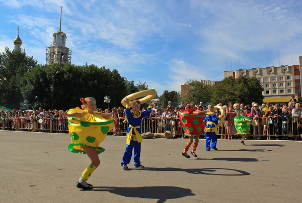 Feestelijke carnaval processie — Stockfoto