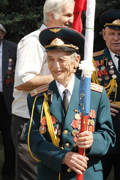 Veterano del Ejército Soviético con bandera — Foto de Stock