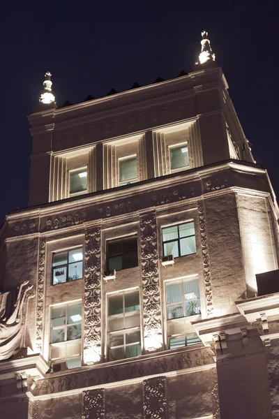 Bir ofis binası gece — Stok fotoğraf