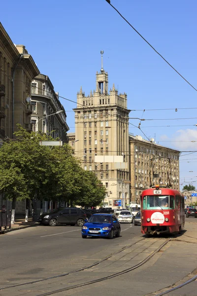 Blå bil och röda spårvagn — Stockfoto