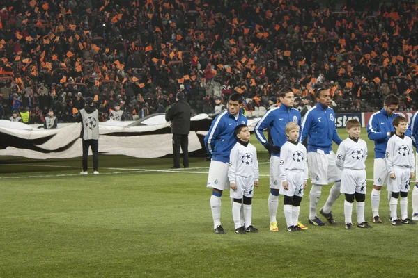 Jogadores do Porto com crianças — Fotografia de Stock
