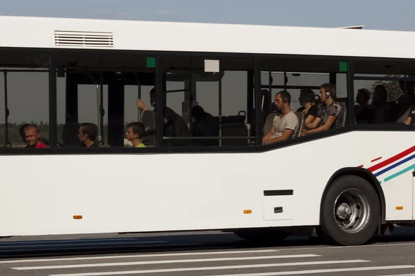 Passagiere eines weißen Busses — Stockfoto