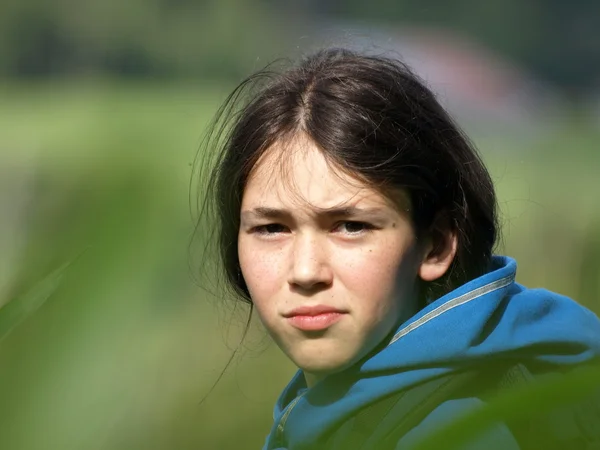 Çocuk uzun bir yürüyüş üzerinde