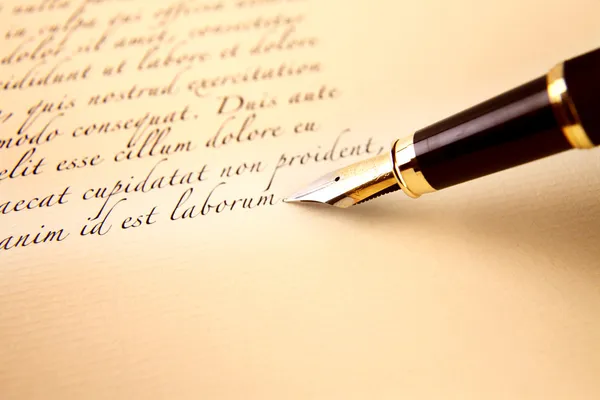 Cartas velhas e caneta como fundo — Fotografia de Stock