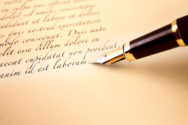 Старые буквы и ручка в качестве фона
