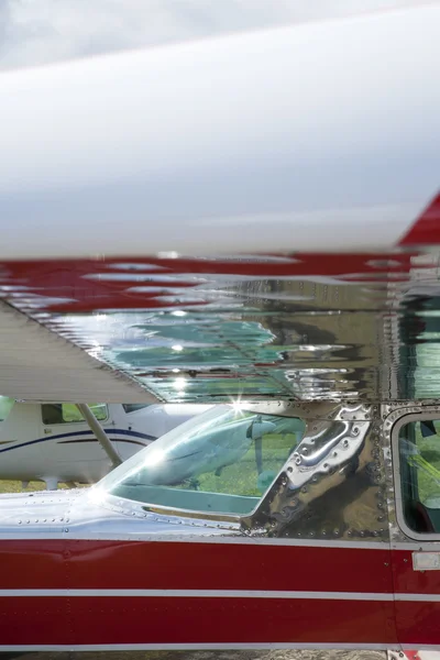 Vleugel van op kleine airoplane — Stockfoto