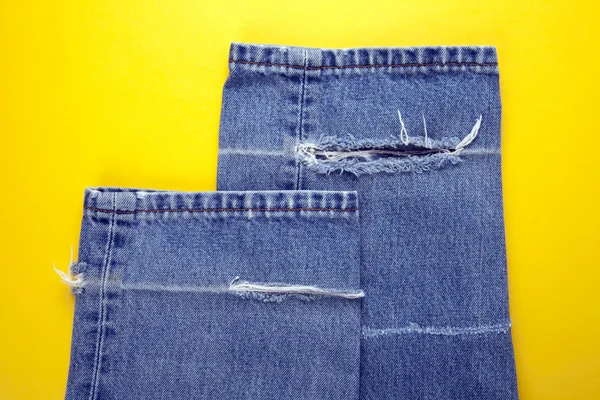 Hole in denim jeans — Stockfoto