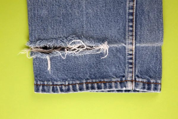 Jeans en denim effiloché — Photo