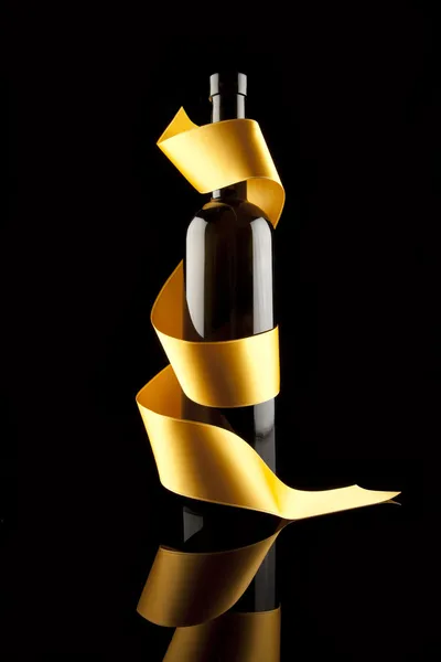 ボトルの周りゴールドのリボン — ストック写真