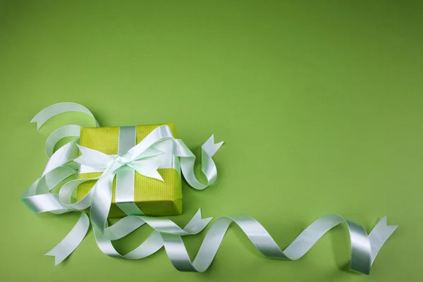 Scatola regalo su sfondo verde — Foto Stock