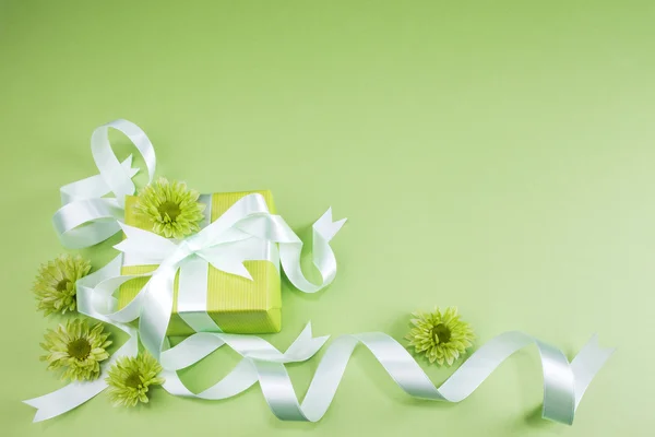 Boîte cadeau sur fond vert — Photo