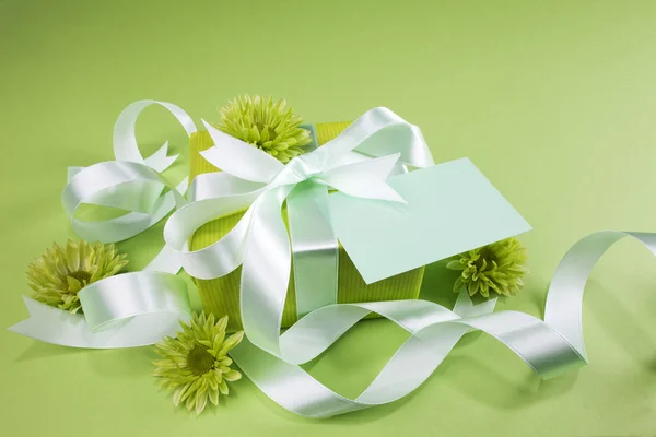 Yeşil arkaplanda hediye kutusu — Stok fotoğraf