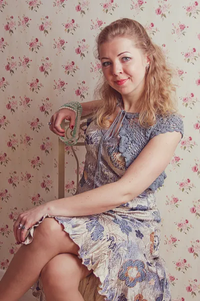Yazlık elbise güzel bir kız portresi — Stok fotoğraf