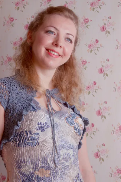 Yazlık elbise güzel bir kız portresi — Stok fotoğraf
