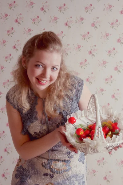 可爱的年轻女子，与草莓 — 图库照片
